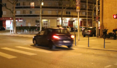 elle patiente au feu rouge, sa voiture prend une balle perdue