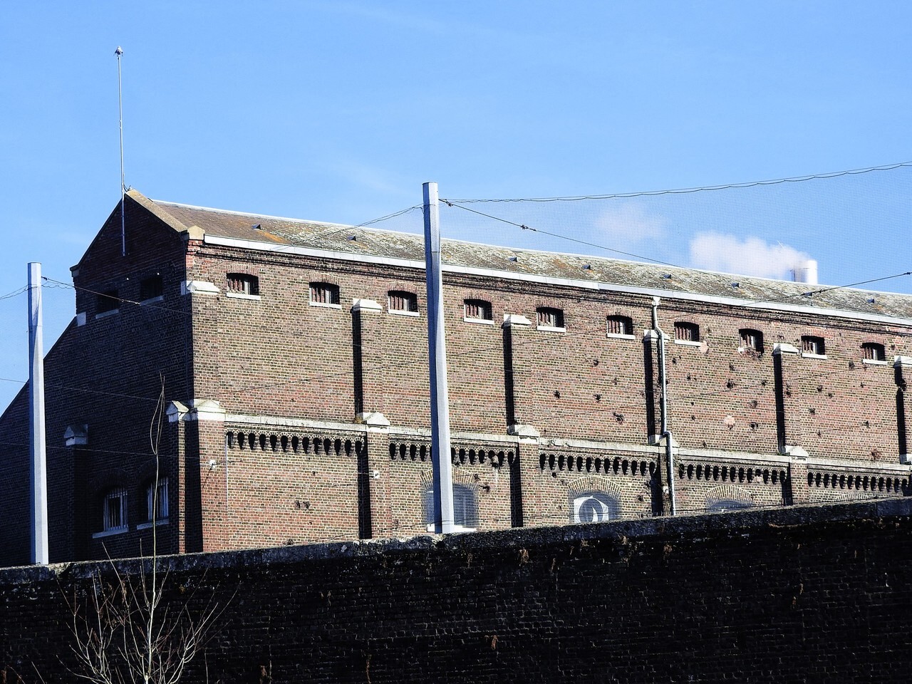 À la prison de Rouen, un détenu attaque un surveillant puis met le feu à sa cellule