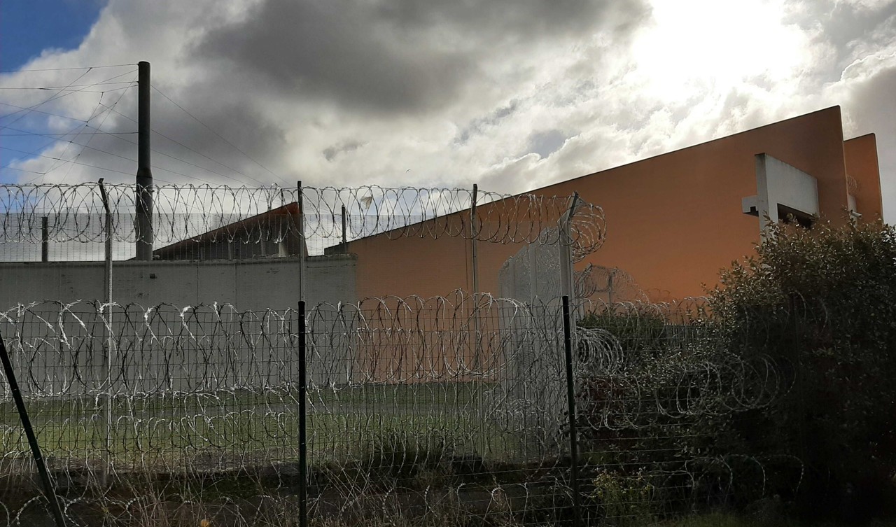 Le surveillant de prison, accusé de violences sur cinq détenus de Toulouse-Seysses, peut continuer d'exercer