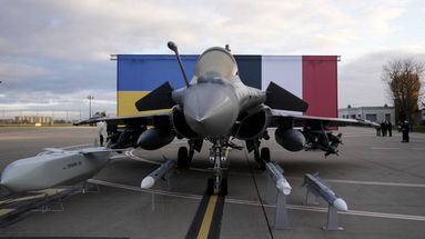 Un avion Rafale sur le tarmac de Villacoublay, à l'occasion de la visite en France de Volodymyr Zelensky