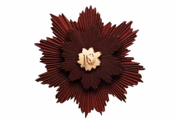 La Réserve Paris, Hôtel et Spa, célèbre ses 10 ans avec « L’Astre d’Or » une bûche d'exception signée Jordan Talbot.