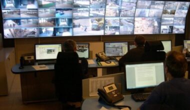 scène chaotique en pleine nuit, machette brandie et véhicule vandalisé