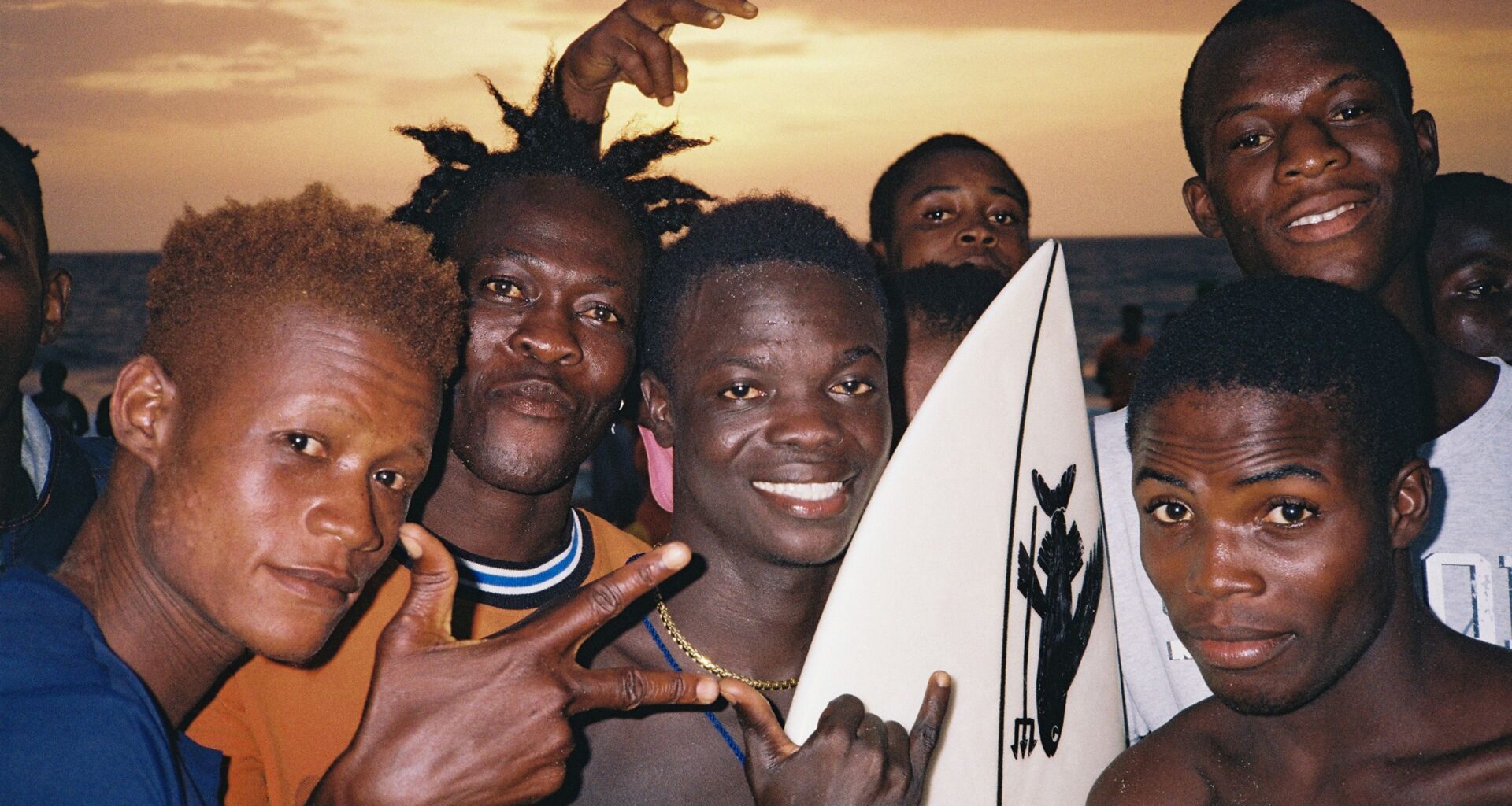 au Liberia, les surfeurs de Robertsport en quête de liberté