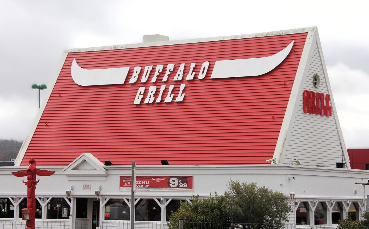 Dans un Buffalo Grill près de Rouen, un client « incontrôlable » roue de coups une serveuse en plein service