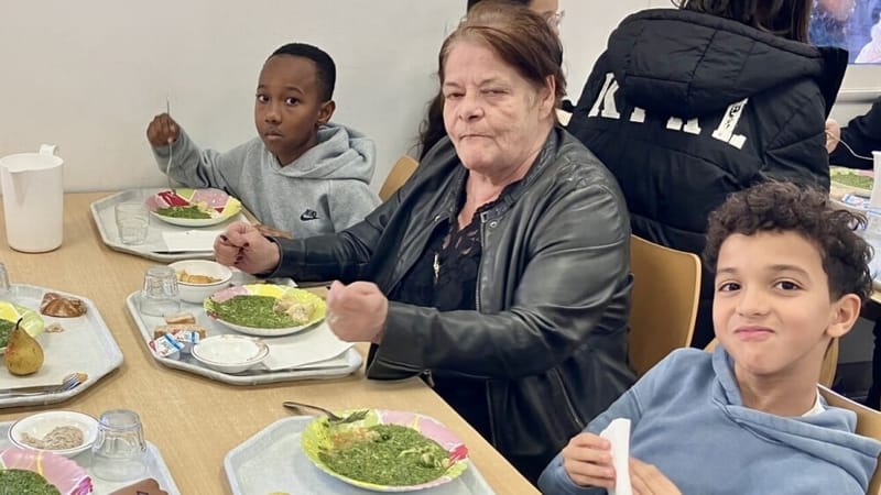Riad, Aline et un autre élève de l’école Arenc Bachas (15e) durant le déjeuner partagé.