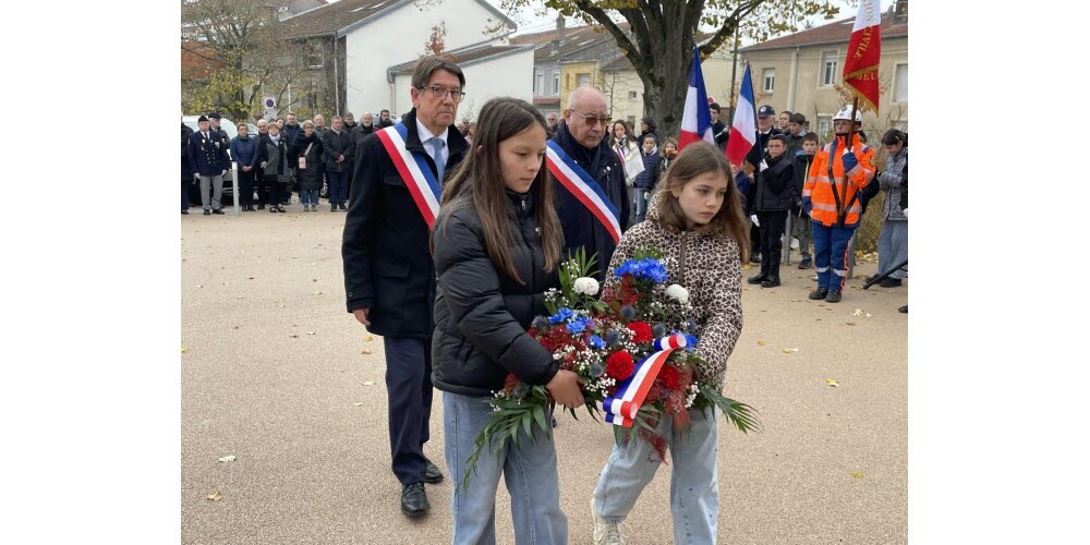 Richardménil et Flavigny-sur-Moselle. Les enfants de l'école, accompagnés de leurs enseignantes, du conseil municipal des jeunes et des jeunes porte-drapeaux, ont participé activement à cette cérémonie, témoignant de leur profond attachement au devoir de mémoire. Xavier Boussert, maire de Richardménil a lu le message de Sébastien Lecornu, ministre des Armées, puis, avec Marcel Tedesco, maire de Flavigny, et Lison, maire du CMJ, a déposé une gerbe au pied du monument aux morts en présence de Christian Bourgaux, président des anciens combattants et du Souvenir français, et de Jocelyn Lamielle, président des jeunes porte-drapeaux. Les pompiers de la commune ont honoré l'événement de leur présence, tandis que l'harmonie Bulles Musicales assurait la partie musicale de cette célébration devant un nombreux public.