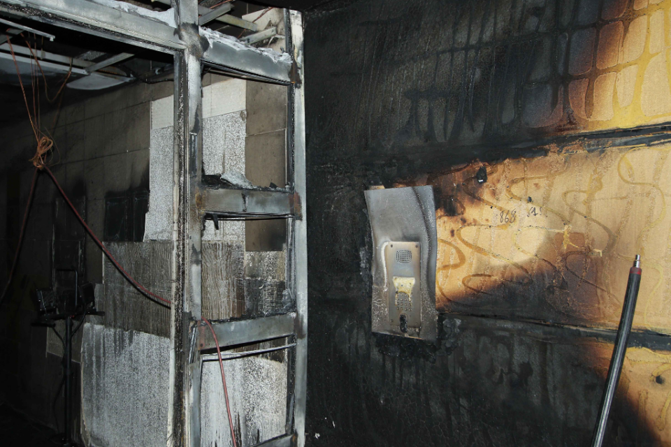 Les dégâts sont très impressionnants dans le hall d'immeuble incendié en pleine nuit durant le week-end à Rillieux près de Lyon.