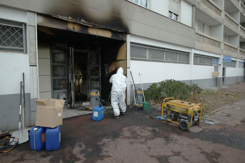 Le nettoyage a débuté dans le hall d'immeuble incendié en pleine nuit durant le week-end à Rillieux près de Lyon.