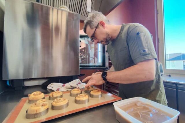 Dans le labo dédié de la cuisine, Romain Joly prépare aussi les pâtisseries du coffee-shop. (© Brian Le Goff / actu Rennes)