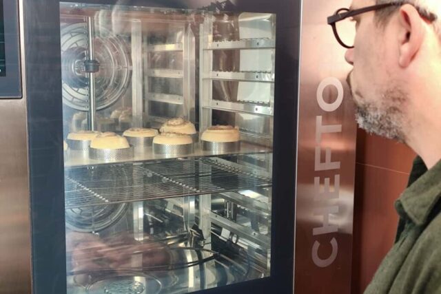 Et il veille au grain pour que le résultat soit à la hauteur. (© Brian Le Goff / actu Rennes)