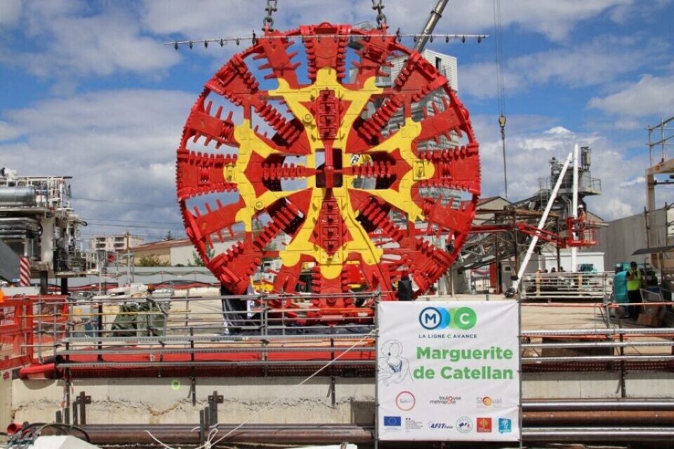 La roue de coupe du tunnelier a perdu de ses couleurs après 15 mois de travaux. 