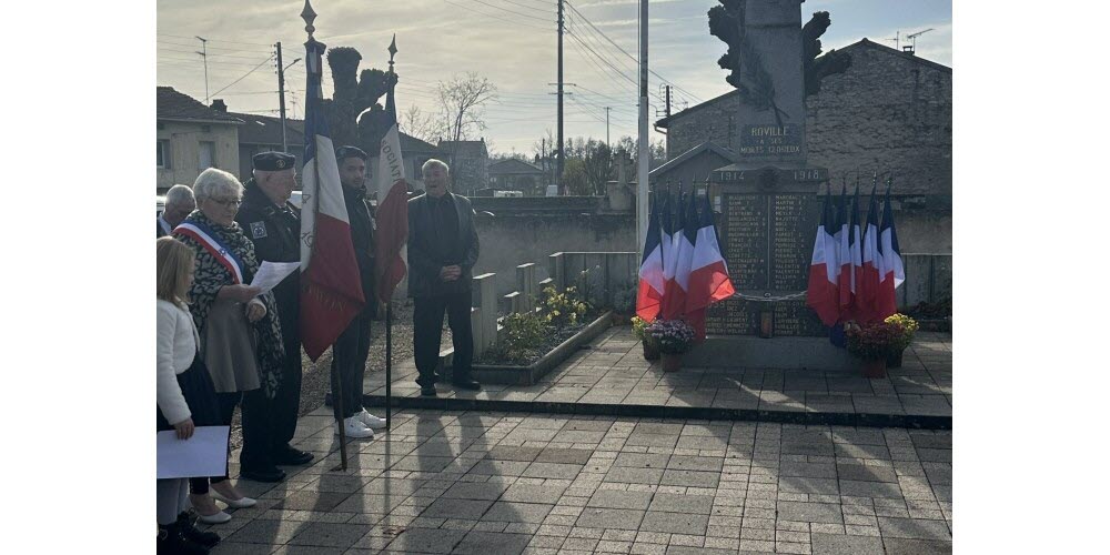 Roville-devant-Bayon. Pour la commémoration du 11-Novembre, Elia, 6 ans, a eu le privilège d'allumer la flamme de la nation se trouvant sur le monument aux morts de Roville. La  commémoration s'est poursuivie avec le traditionnel dépôt de gerbes en présence de beaucoup de personnes et s'est poursuivie par un vin d'honneur à la mairie.