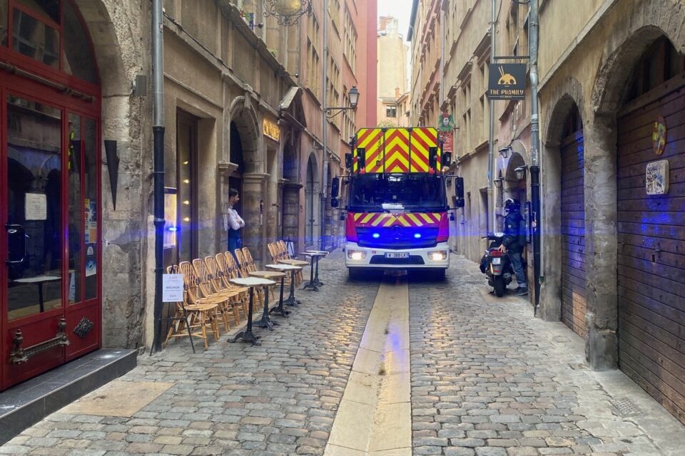 Le passage du camion-échelle devant la terrasse de Lionel Vaganay.