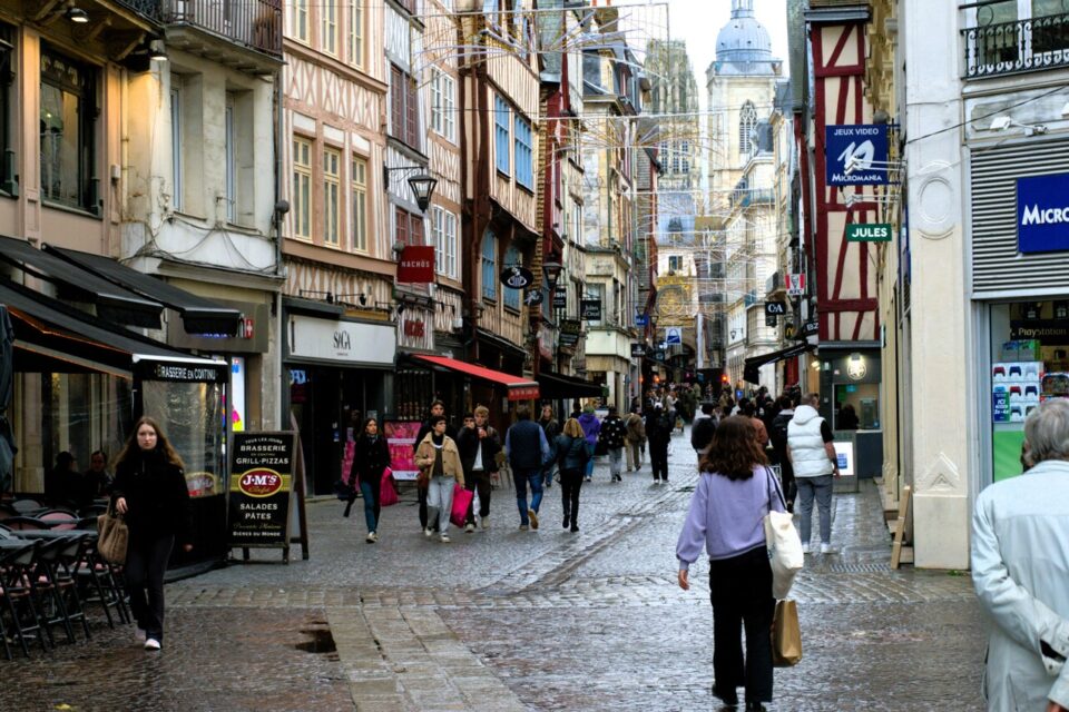 Un flux important de badauds arrive dans le secteur par la rue du Gros-Horloge. 