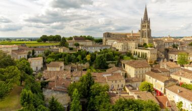 À deux pas de Bordeaux, ce village girondin séduit par son marché de Noël artisanal