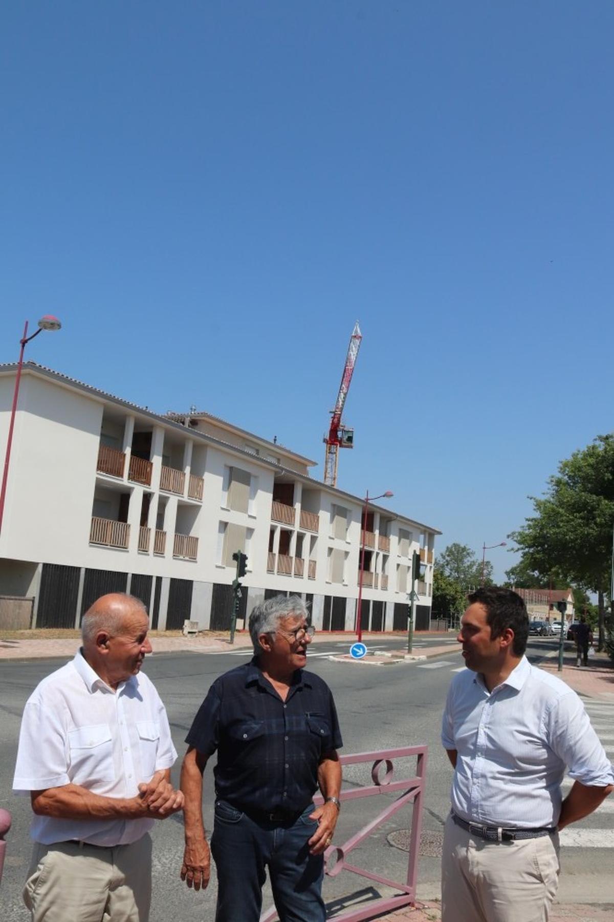 Le maire Max Colès, son premier adjoint Bernard Abdallah et Mathieu Bernard, chef du projet urbain à Bordeaux Métropole.