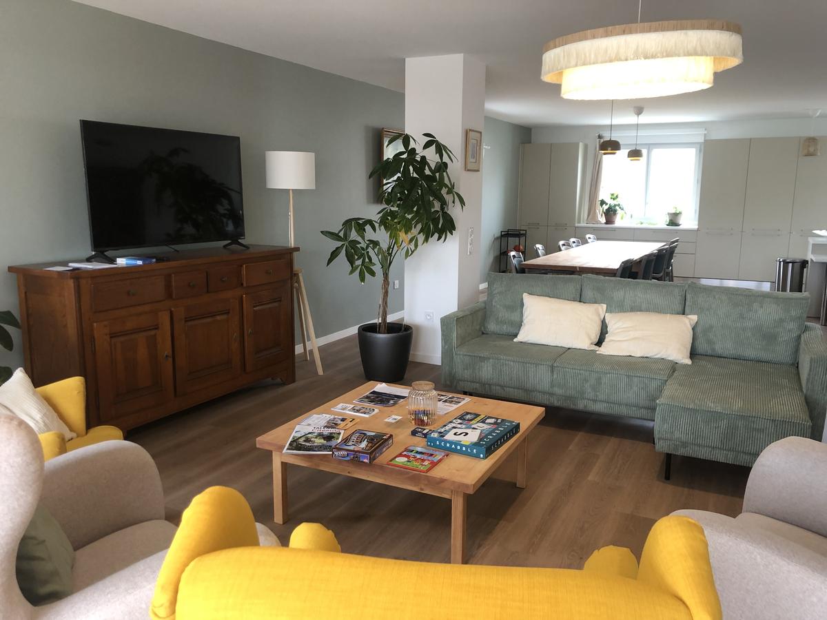 Les deux habitats partagés disposent d’un espace commun de 80 mètres carrés comprenant une cuisine, un coin repas mais aussi un salon donnant sur un extérieur.