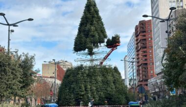 le sapin de Noël géant, conçu avec 385 arbres, fait son retour sur les ramblas