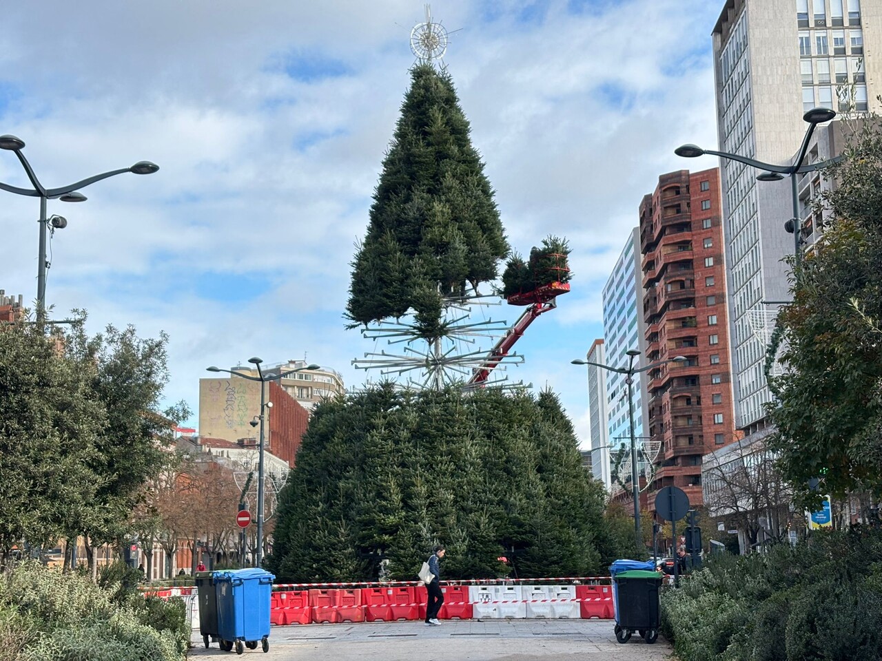 le sapin de Noël géant, conçu avec 385 arbres, fait son retour sur les ramblas