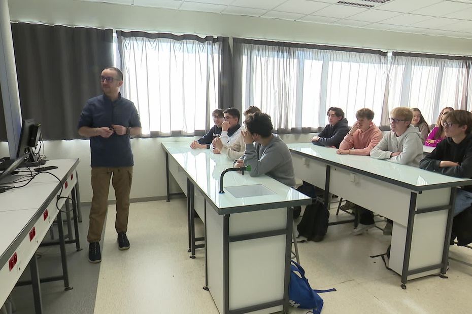 “S’il peut avoir une vie, c'est parce qu'il a eu cette thérapie génique”. À quelques jours du Téléthon, la recherche expliquée dans les collèges