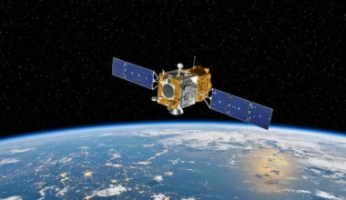 Satellite de maintenance en orbite au-dessus de la Terre vu dans l’espace, avec panneaux solaires déployés.