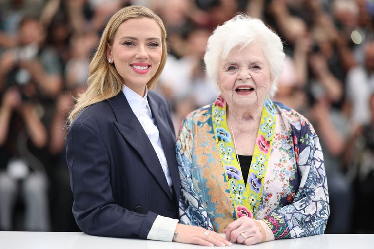 Scarlett Johansson et June Squibb en mai 2025 à Cannes. - AFP