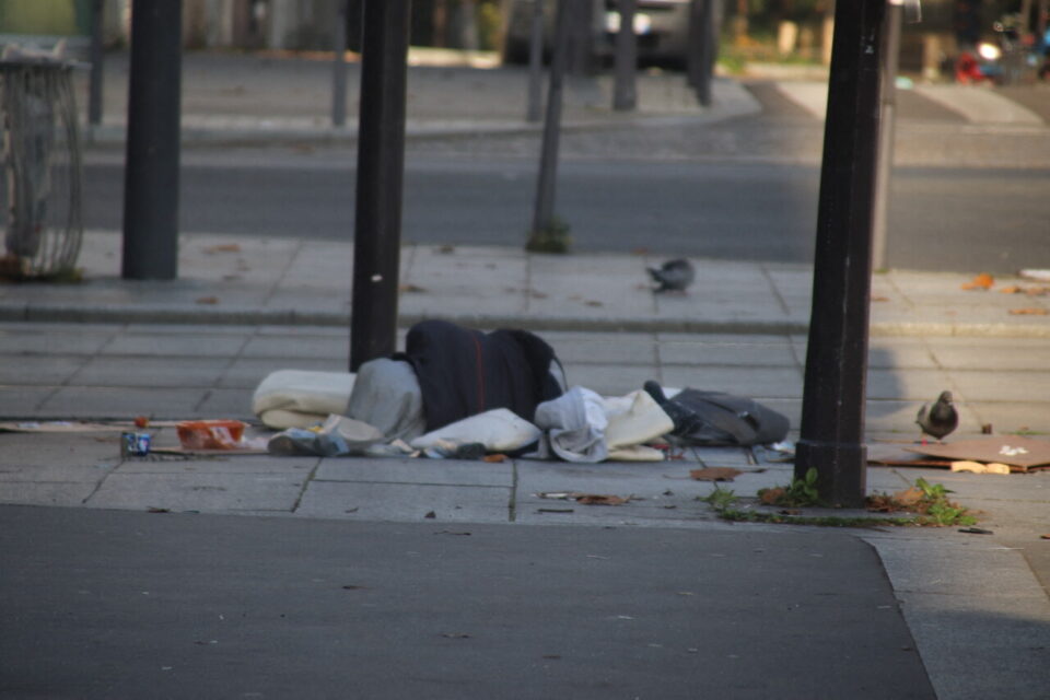 Près de la station de tramway du Canal-Saint-Denis et de l'école Cesaria Evora, un consommateur de crack allongé sur le sol. 