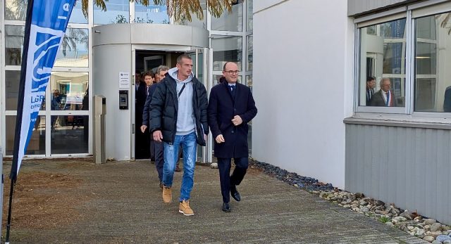 Sébastien Martin, ministre de l'Industrie, s'est rendu sur le piquet de grève des salariés de Teisseire pour leur faire part de son soutien. ©Oriane Raffin