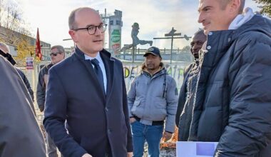 Sébastien Martin, ministre de l'Industrie, s'est rendu sur le piquet de grève des salariés de Teisseire pour leur faire part de son soutien. ©Oriane Raffin
