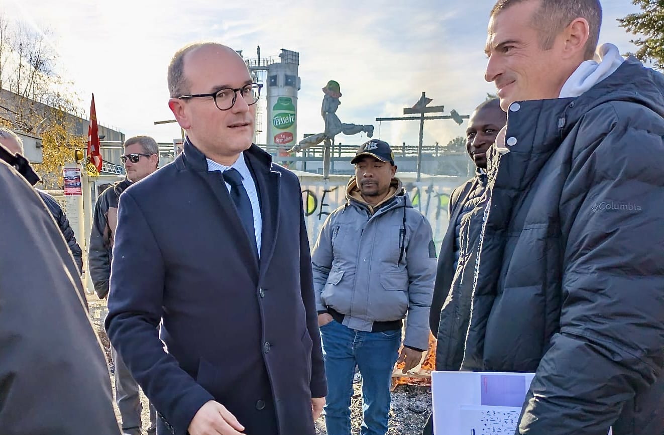 Sébastien Martin, ministre de l'Industrie, s'est rendu sur le piquet de grève des salariés de Teisseire pour leur faire part de son soutien. ©Oriane Raffin