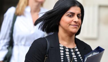 Shabana Mahmood, cheveux au vent, cartable à la main.