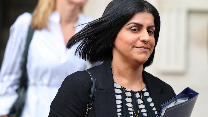 Shabana Mahmood, cheveux au vent, cartable à la main.