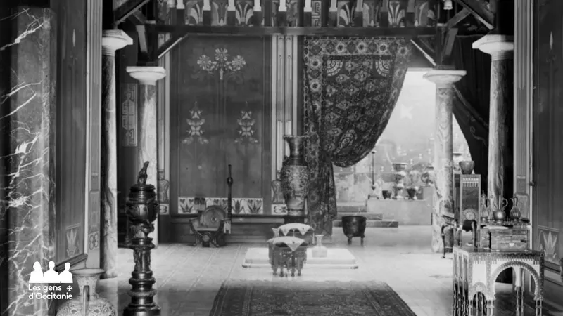 Photo d'époque : On devine une pièce d'apparat décorée d'ornements et d'objets ramenés des voyages d'Emmanuel Laurens 