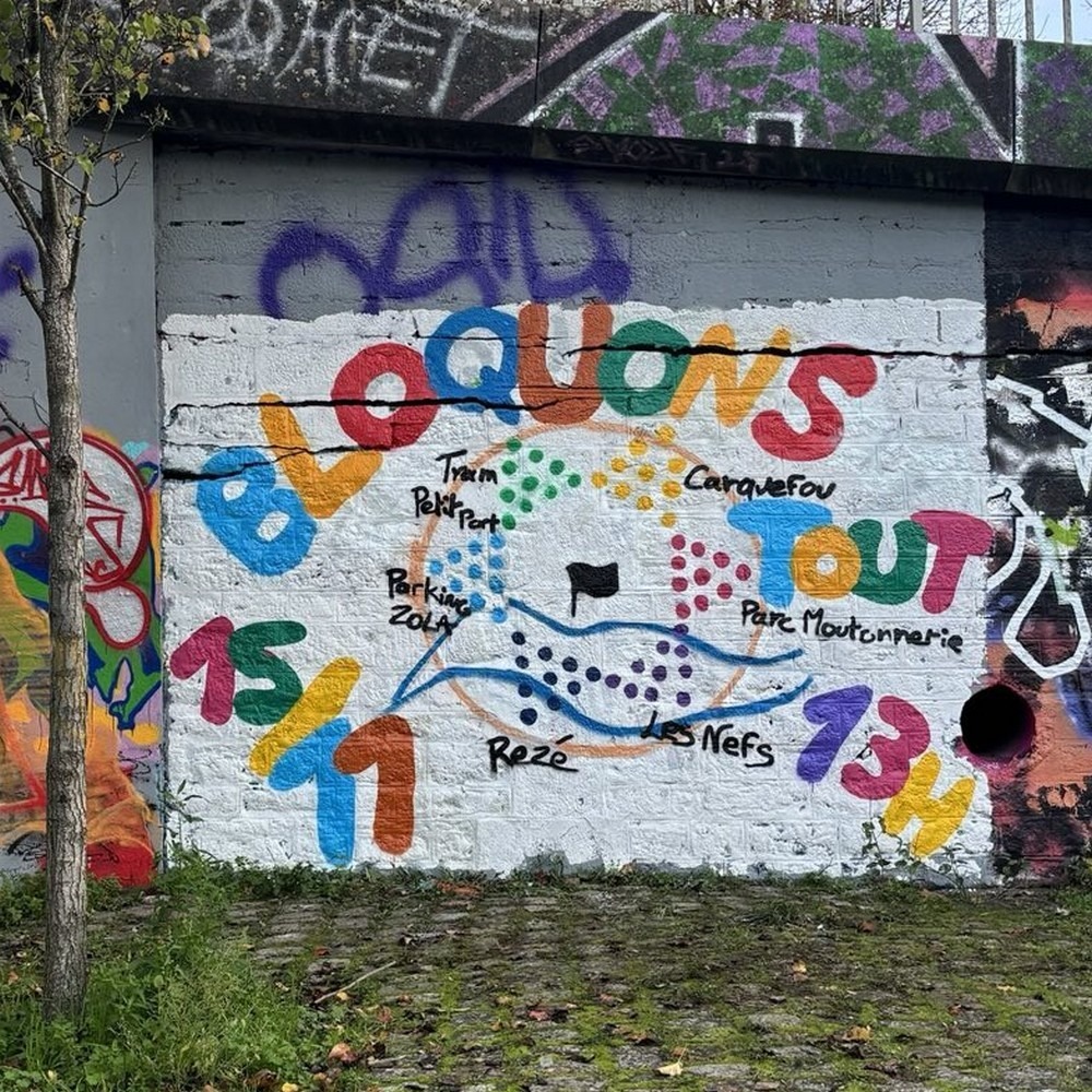 Une fresque représente les 4 points de rendez-vous de "Bloquons tout" le 15 novembre prochain à Nantes.