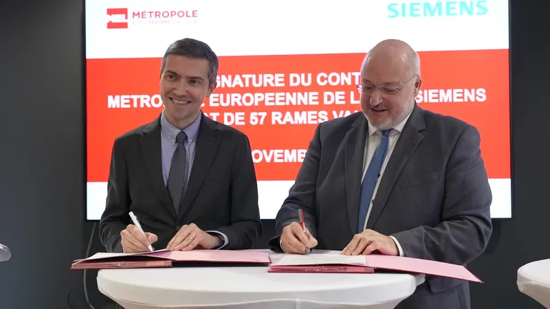 Présidents de la métropole de Lille et de Siemens Mobility signent un contrat à 446 millions d'euros.