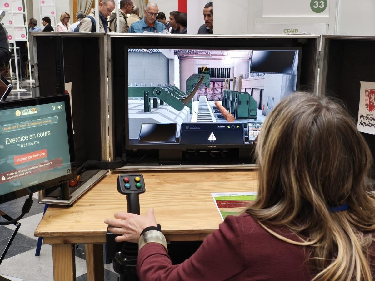 Les participants ont pu s’intéresser à tous les secteurs de l’industrie, en témoigne cette simulation de conduite d’appareils dans une scierie.