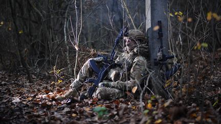 Des soldats ukrainiens se forment aux techniques militaires sur un terrain d'entraînement près de Koupiansk, le 9 novembre 2025. (ANATOLII LYSIANSKYI / AP / SIPA)