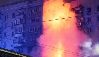 au moins une personne a été tuée et 11 autres ont été blessées dans une attaque de drones près de Kiev