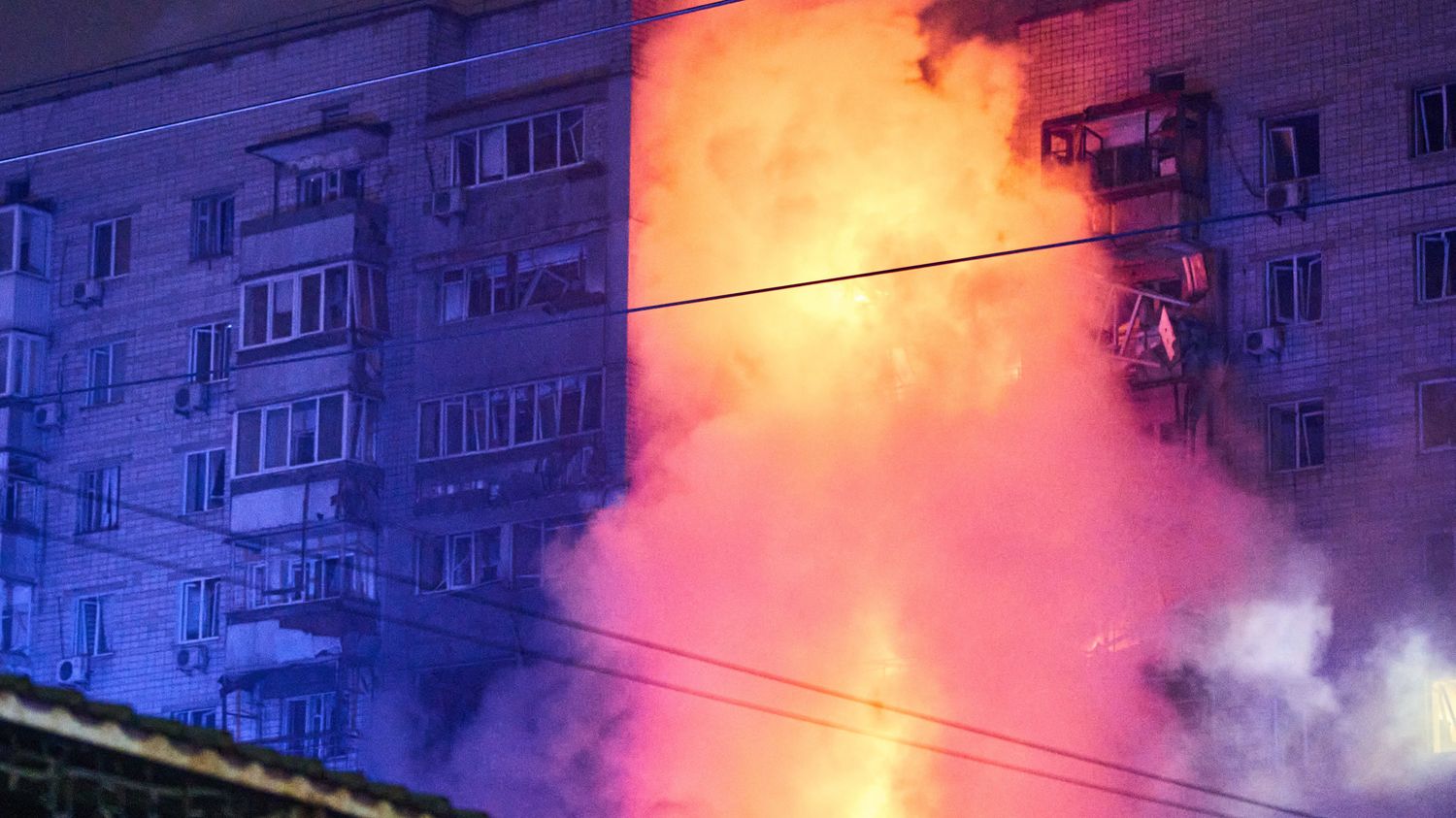 au moins une personne a été tuée et 11 autres ont été blessées dans une attaque de drones près de Kiev