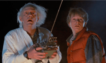 Une part de l'intrigue de Retour vers le Futur repose aussi sur les étrangetés possibles du voyage dans le temps. // Source : Film de Robert Zemeckis