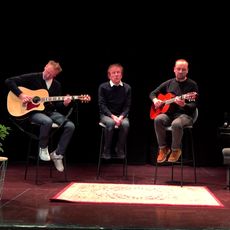 Alain Souchon (au centre) accompagné de Pierre (à droite) et Charles (Dit "Ours"). 