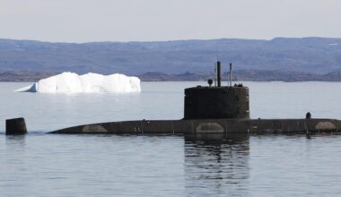 Le sous-marin NCSM Corner Brook devant le relief accidenté de l'île de Baffin, dans la baie de Frobisher, dans l'Arctique canadien, le 19 août 2009.