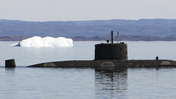 Le sous-marin NCSM Corner Brook devant le relief accidenté de l'île de Baffin, dans la baie de Frobisher, dans l'Arctique canadien, le 19 août 2009.