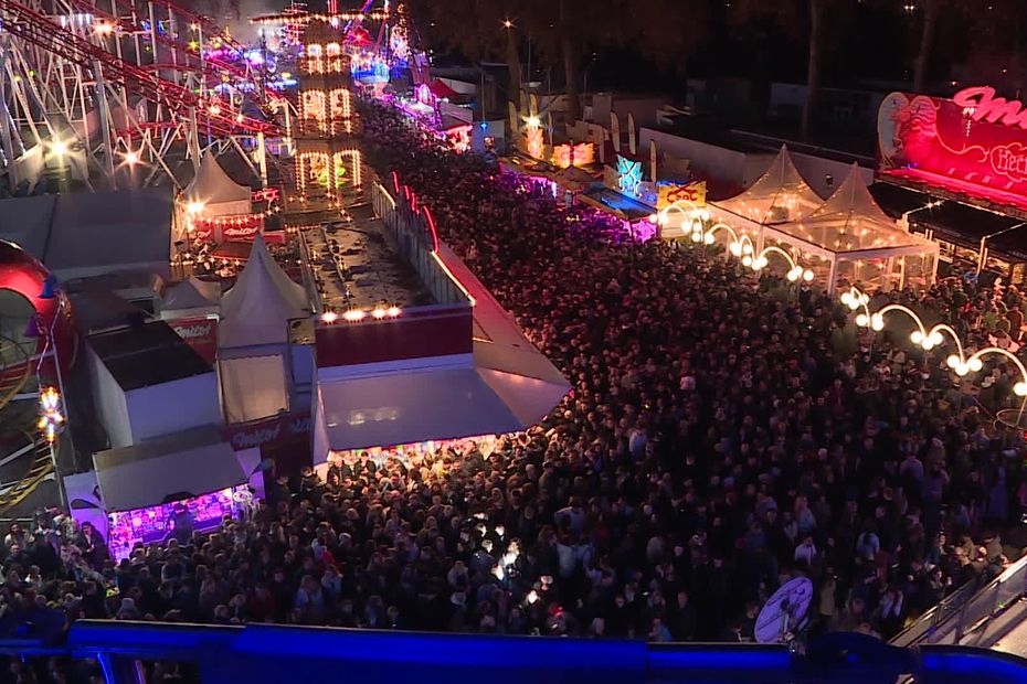 VIDÉO. Des milliers de personnes assistent au ballet de drones de la Foire Saint-Romain, tout en lumière et poésie