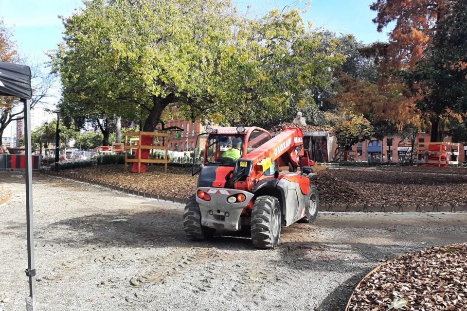 Les engins de chantier sont encore présents sur le square Goudouli en cette mi-novembre. Mais les travaux réalisés sont déjà visibles, notamment les petites grilles protégeant les espaces verts. 