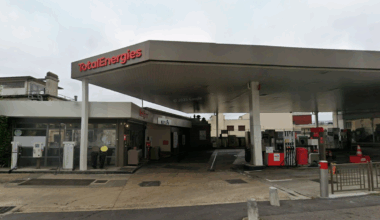 VIDÉO. Elle se trompe de pédale, sa voiture fonce dans une station-service et fait trois blessés à Suresnes