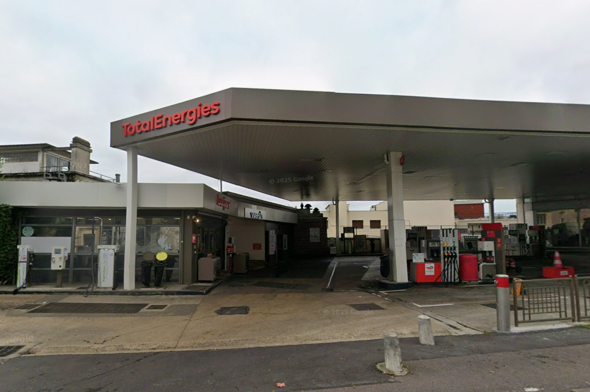 VIDÉO. Elle se trompe de pédale, sa voiture fonce dans une station-service et fait trois blessés à Suresnes