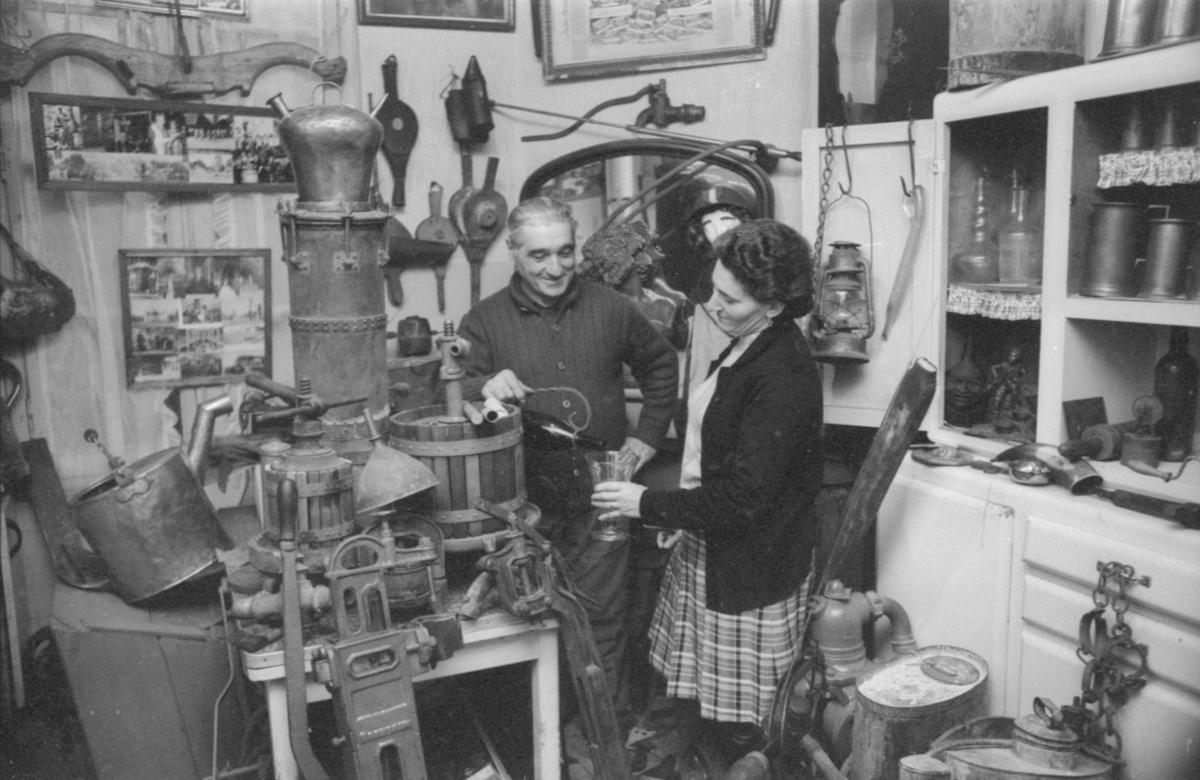 Le thème de la vigne et du vin est une part importante de la collection d’André Romeu et de son épouse.