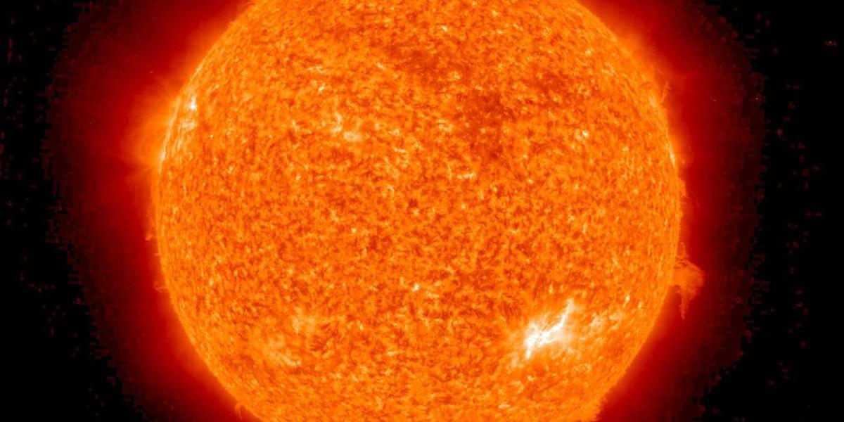 cette silhouette noire en chute libre devant le soleil est-elle la photo de l’année ?