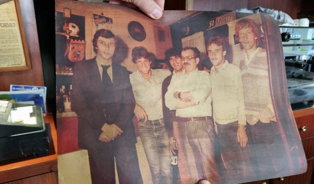 Sur cette photo, le père de Thierry Chaput (avec les lunettes) entouré de joueurs de l’ASNL des années 80.   Photo Alain Thiesse